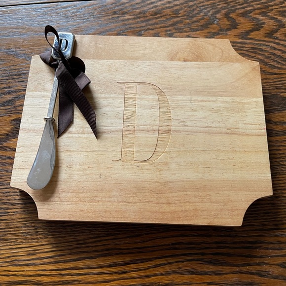 Mud Pie Wooden Cheese Board and Spreader Set - Letter D monogram - Picture 3 of 6